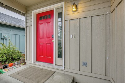 Cute Little House on the Lake: Wine Country Stay!