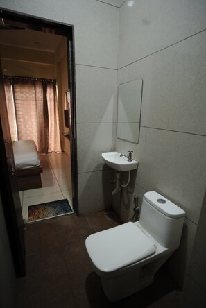 Deluxe Room | Bathroom - Hotel Mokshita (Indore)