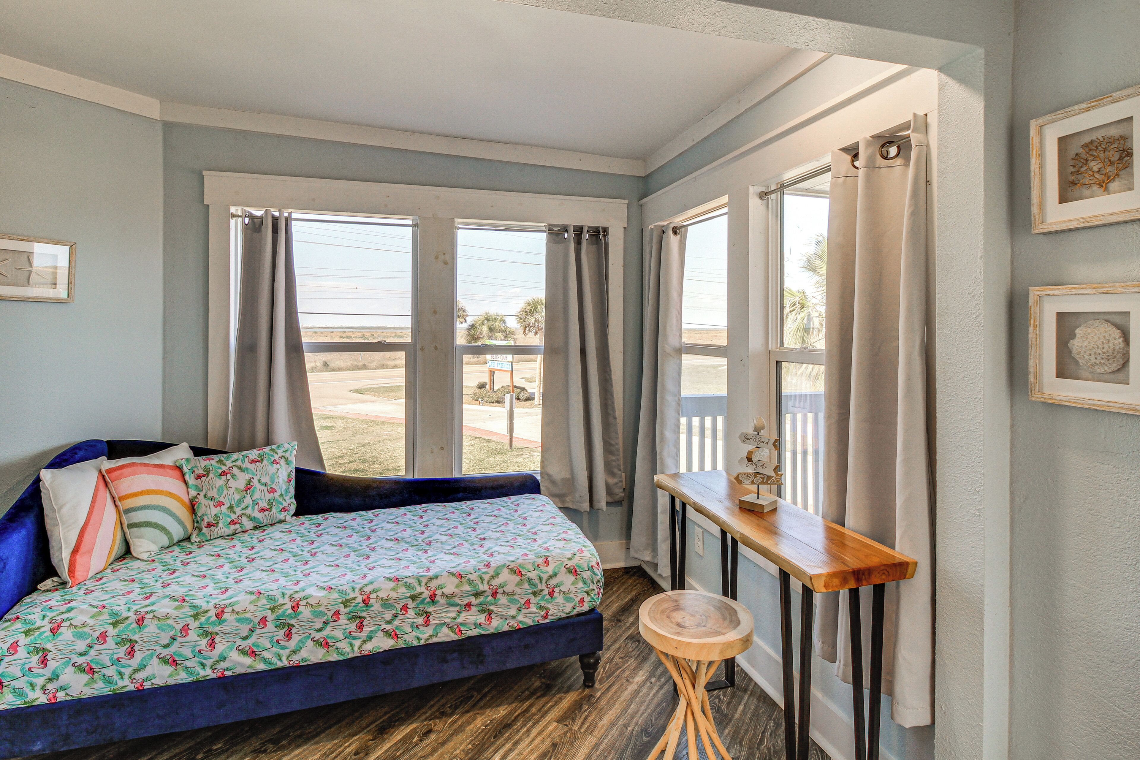 Beach Getaway On Mustang Island: Pet Friendly! - Corpus Christi, TX