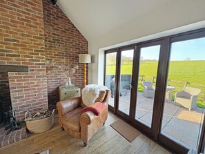 TV, fireplace - 1 bedroom accommodation in Bridport (Bridport)
