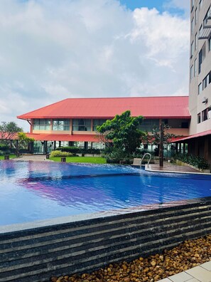 Kolam renang terbuka 