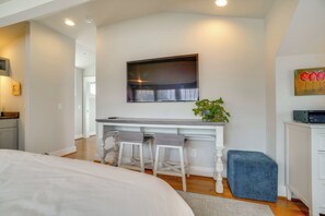 1 slaapkamer, een strijkplank/strijkijzer, internet, beddengoed