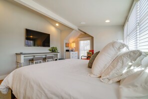 1 bedroom, iron/ironing board, Internet, bed sheets - 1 Mi to Centennial Park, Couple's West End Retreat (Nashville)