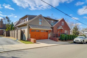 Exterior - 1 Mi to Centennial Park, Couple's West End Retreat (Nashville)