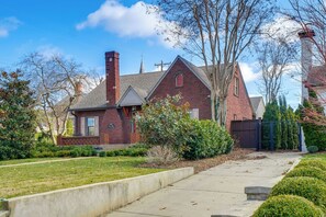 Property grounds - 1 Mi to Centennial Park, Couple's West End Retreat (Nashville)