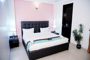 Apartamento premium, sacada, vista para a cidade | Quartos à prova de som, ferros/tábuas de passar roupa, Wi-Fi de cortesia