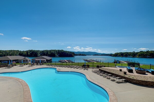 Una piscina con vistas a un lago y montañas.