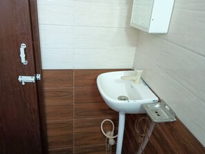 Family Studio | Bathroom - Sri Vasishta Homestays (Theni)