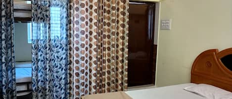 Superior Studio Suite | Desk