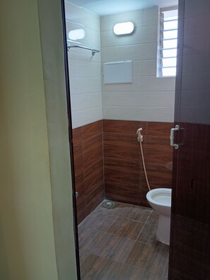 Superior Studio Suite | Bathroom - Sri Vasishta Homestays (Theni)