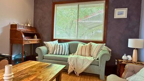 Living area - Sal’s Cottage - Charming Coastal Cottage in Busselton (West Busselton)