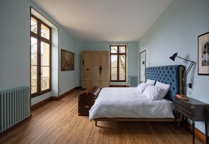 6 habitaciones, escritorio y tabla de planchar con plancha 