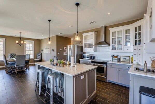 Jääkaappi, mikroaaltouuni, liesi, kahvin-/teenkeitin