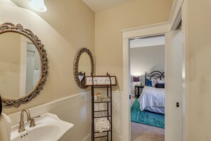 3 bedrooms, desk, iron/ironing board, Internet