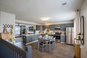 Dining - Specious & Perfect for Extended Stays near USC (Columbia)