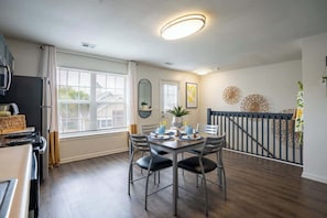 Dining - Specious & Perfect for Extended Stays near USC (Columbia)