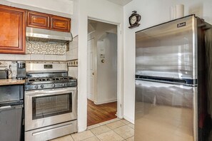 Fridge, microwave, stovetop, coffee/tea maker - 2 Mi to UBS Arena & Belmont Park: Suburban Escape (Elmont)