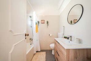 Shower, hair dryer, towels - GuestReady - Charming Oeiras apartment (Oeiras)