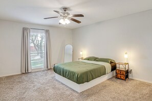 3 bedrooms, iron/ironing board, Internet, bed sheets - DFW Home Base! Quiet Suburb Stay w/ Yard (Carrollton)