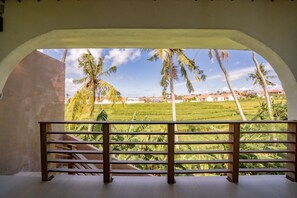 Apartemen Deluks, 1 kamar tidur, pemandangan kolam renang | Balkon