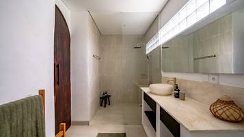 Leilighet – deluxe, 1 soverom, bassengutsikt | Bad | Dusj, toalettartikler (inkludert), hårføner og håndklær