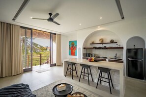 Deluxe-Apartment, 1 Schlafzimmer, mit Bad, Poolblick | Wohnbereich