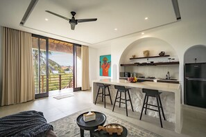 Apartamento Deluxe, 1 habitación, baño privado, vistas a la piscina | Zona de estar