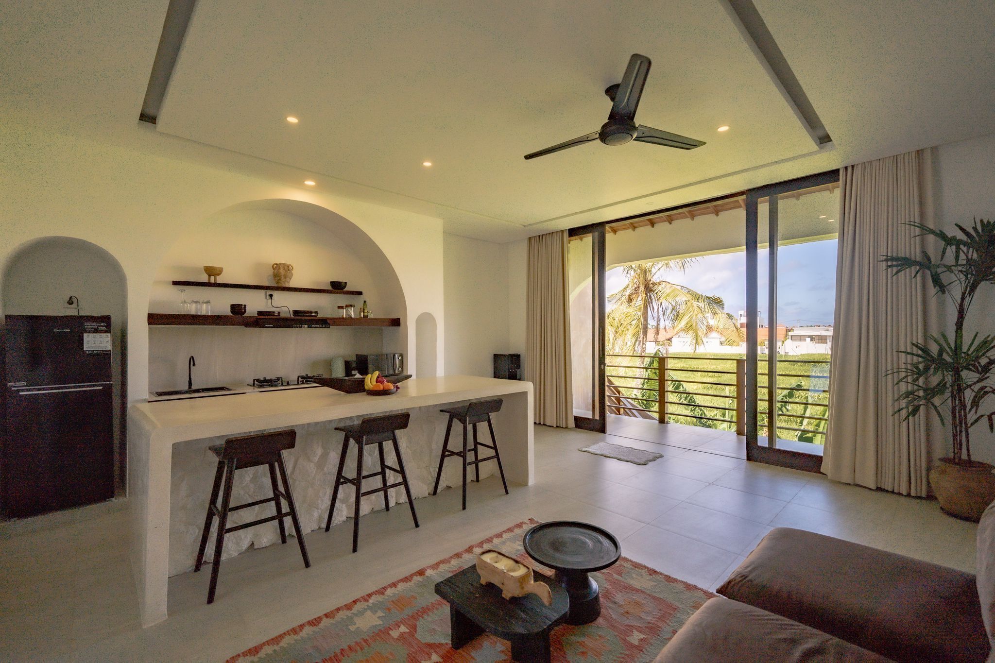 Apartamento Deluxe, 1 habitación, vistas a la piscina | Cocina privada | Frigorífico, microondas, placa de cocina y hervidor eléctrico