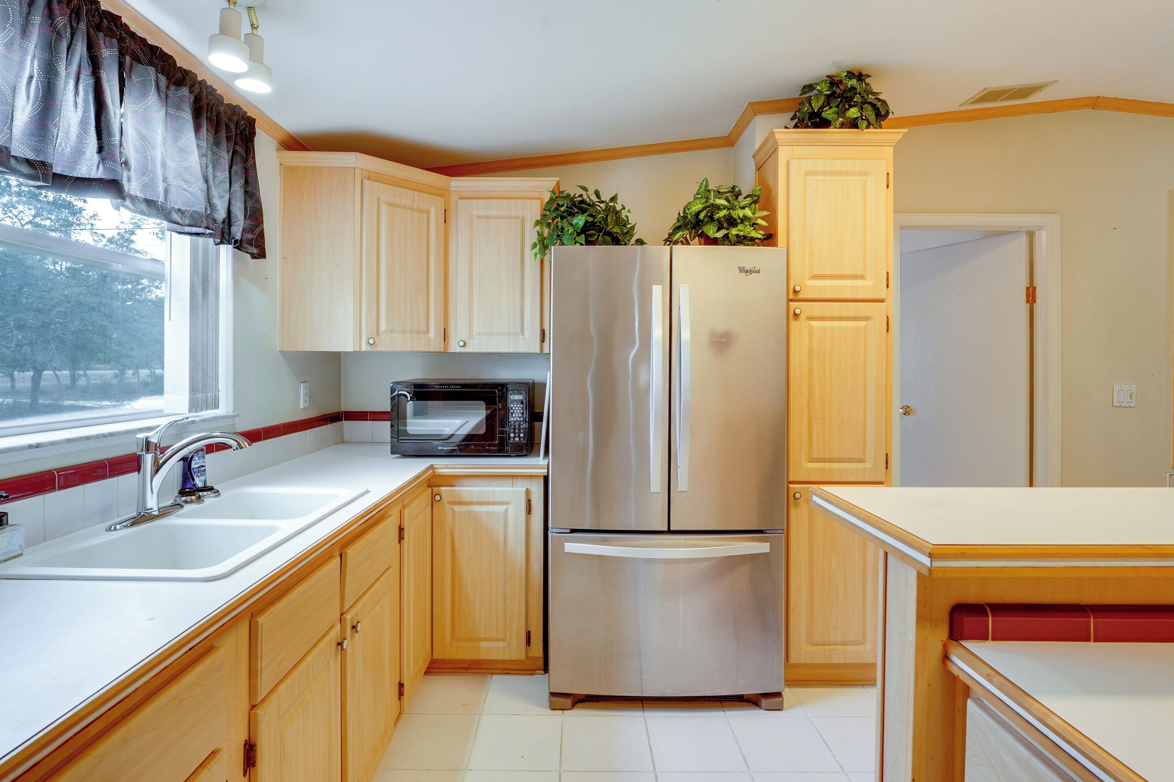 Kjøleskap, mikrobølgeovn, kokeplater og kaffetrakter/tekoker