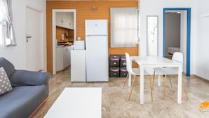 A compact living space with a kitchenette, a dining area, and a seating area. - Apartamento Encanto Gaditano con Terraza by C diz (Cádiz)