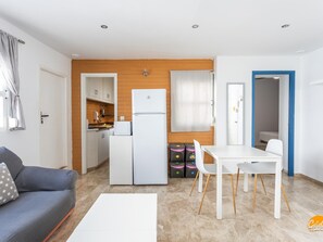 A compact living space with a kitchenette, a dining area, and a seating area. - Apartamento Encanto Gaditano con Terraza by C diz (Cádiz)