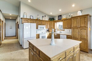 Fridge, microwave, stovetop, dishwasher