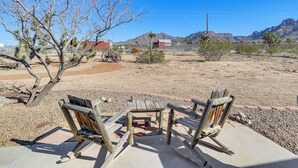 A desert landscape with a wooden bench and table, a tree, and distant mountains. - Magnolia Manor House: Desert Escape, Mtn Views (Dolan Springs)