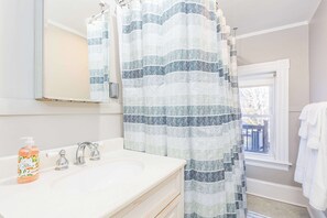 Dusche, Haartrockner, Handtücher, Shampoo