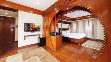 Heritage Suite | Desk, laptop workspace, free WiFi