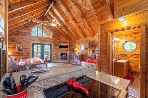 Romantic Log Cabin 10 Min to Gatlinburg Strip King Bed Hot Tub Fireplace PRIVACY