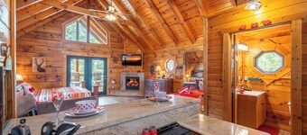 Romantic Log Cabin 10 Min to Gatlinburg Strip King Bed Hot Tub Fireplace PRIVACY