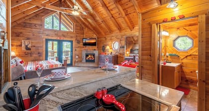 Romantic Log Cabin 10 Min to Gatlinburg Strip King Bed Hot Tub Fireplace PRIVACY