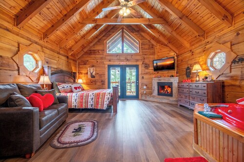 MAKE LOVERS LANE YOUR ROMANTIC GETAWAY KING BED HOT TUB FIREPLACE GREAT LOCATION