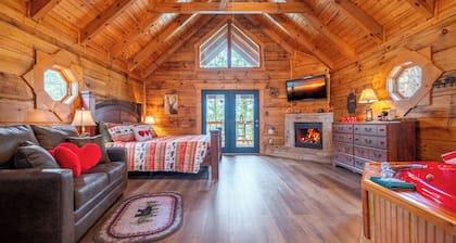 MAKE LOVERS LANE YOUR ROMANTIC GETAWAY KING BED HOT TUB FIREPLACE GREAT LOCATION