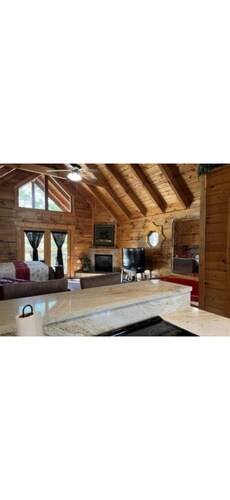 MAKE LOVERS LANE YOUR ROMANTIC GETAWAY KING BED HOT TUB FIREPLACE GREAT LOCATION
