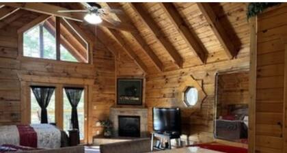 MAKE LOVERS LANE YOUR ROMANTIC GETAWAY KING BED HOT TUB FIREPLACE GREAT LOCATION