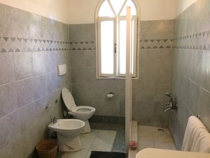 Familienvilla, Balkon, Gartenblick | Badezimmer | Dusche, Hausschuhe, Handtücher, Seife