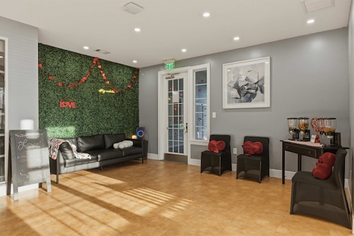 Modern Apt Near UNC Pembroke w/Pool & Gym Access