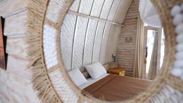 Peti besi dalam bilik, meja, ruang kerja komputer riba