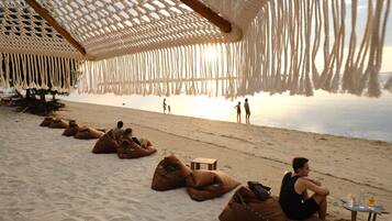 Di pantai, kabana percuma, kerusi lepak pantai, payung