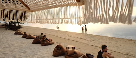 Plage, cabines gratuites, chaises longues, parasols
