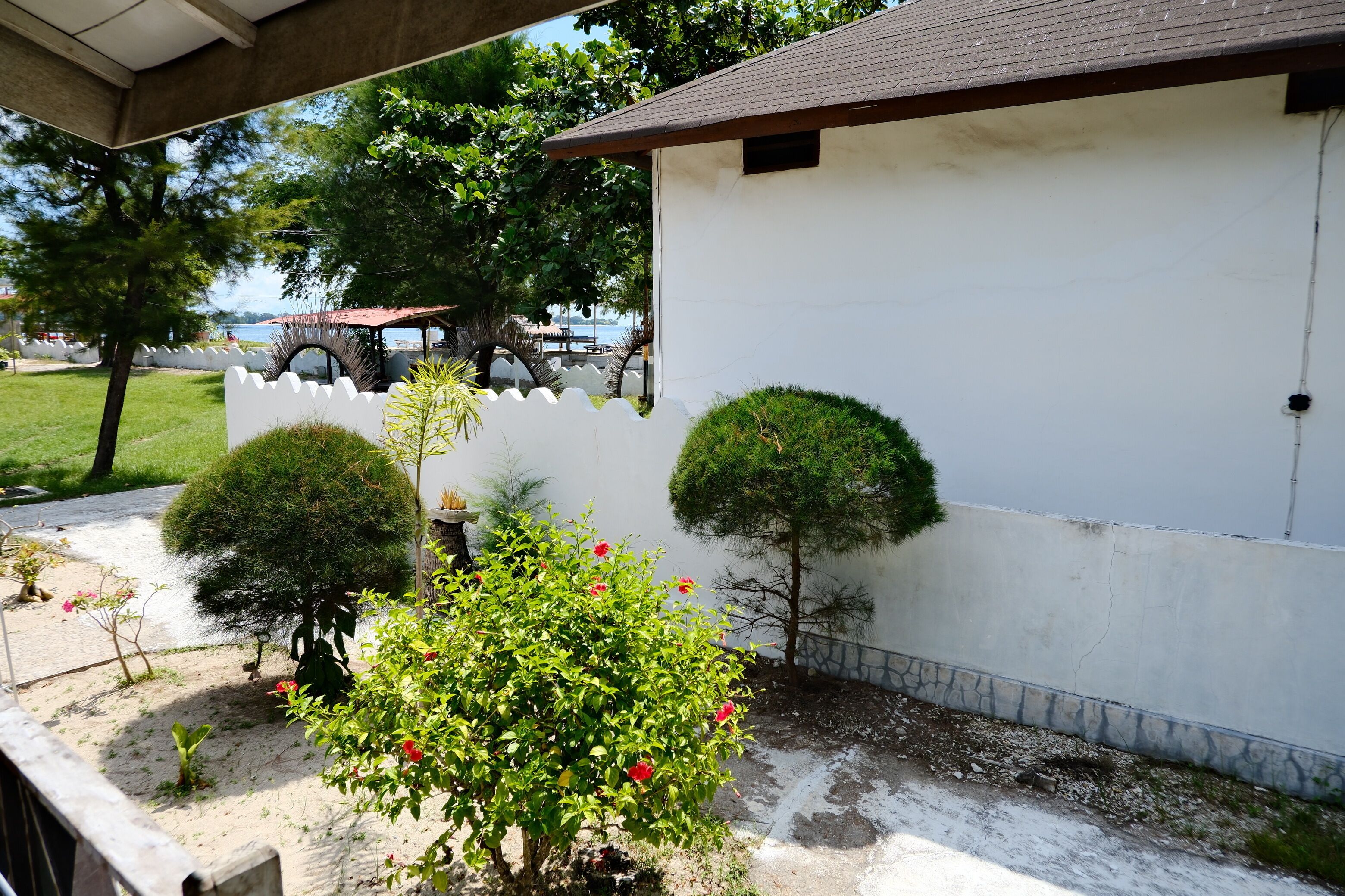 Comfort Double Room, Balcony, Courtyard View | Peti besi dalam bilik, meja, ruang kerja komputer riba 