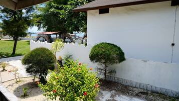 Comfort Double Room, Balcony, Courtyard View | Peti besi dalam bilik, meja, ruang kerja komputer riba