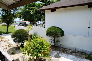 Comfort-Doppelzimmer, Balkon, Blick auf den Innenhof | Zimmersafe, Schreibtisch, laptopgeeigneter Arbeitsplatz